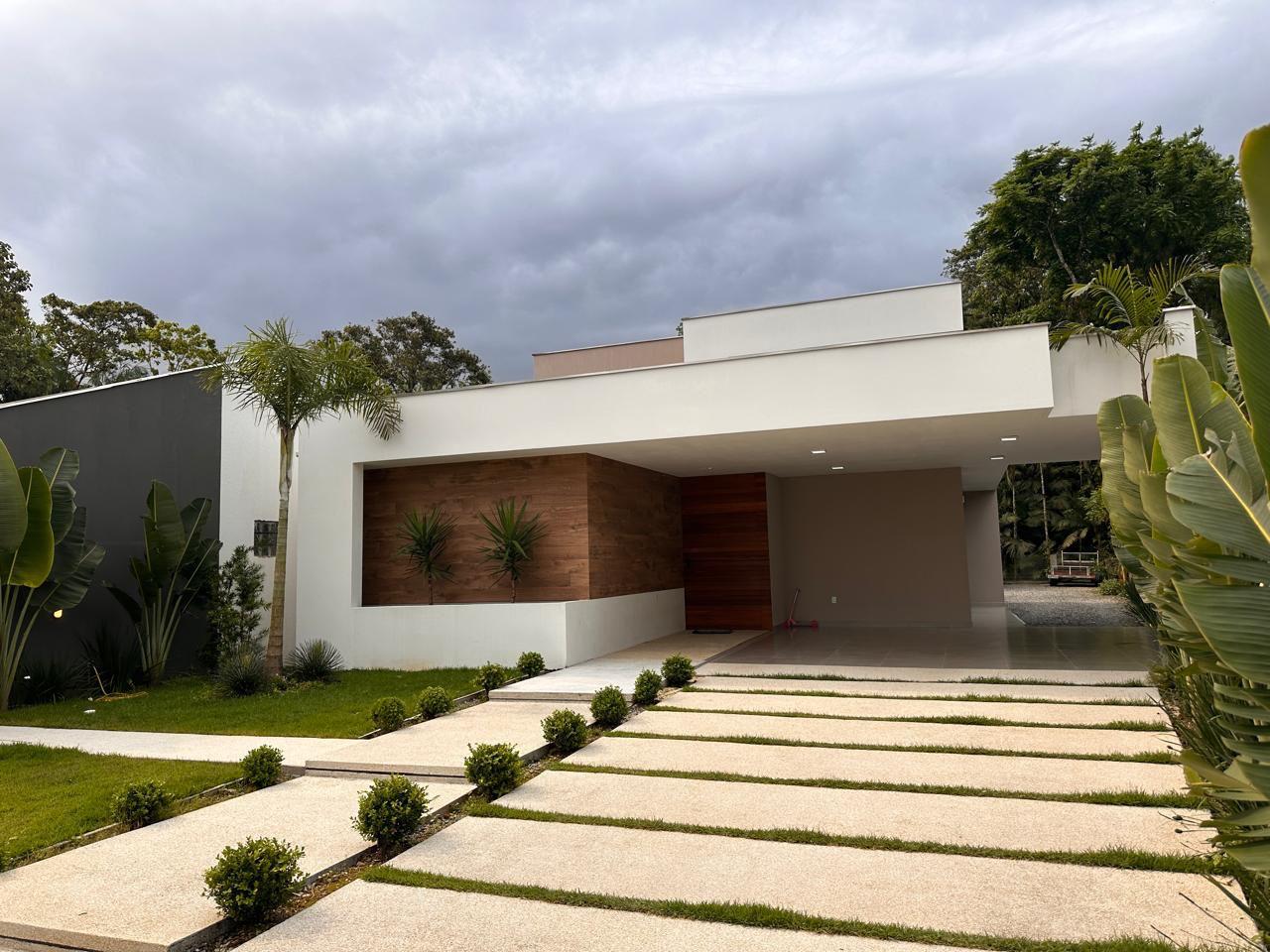 Fachada de residência contemporânea concluída