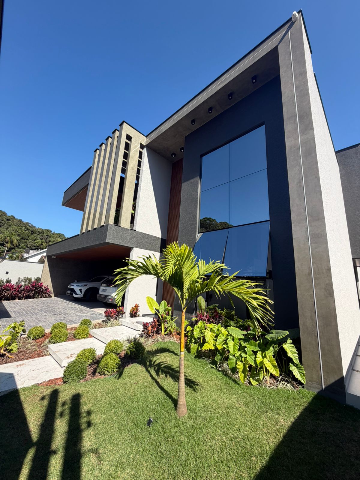 Residência contemporânea concluída com paisagismo