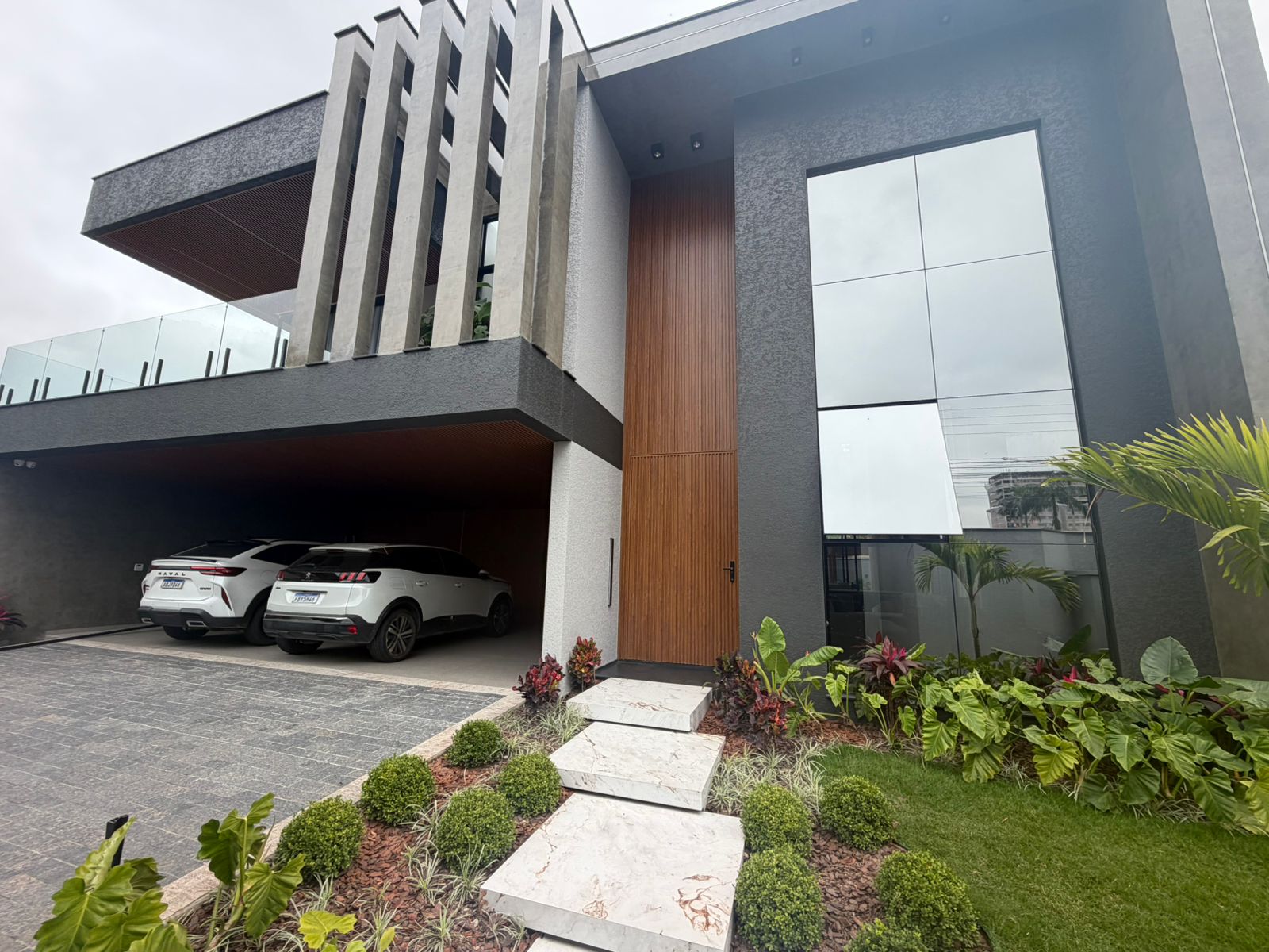 Fachada de residência concluída com jardim